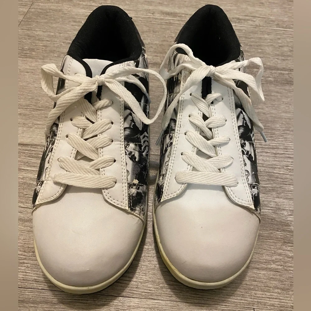 Gala Air black & white sports sneakers size 9 with sports graphic on the…